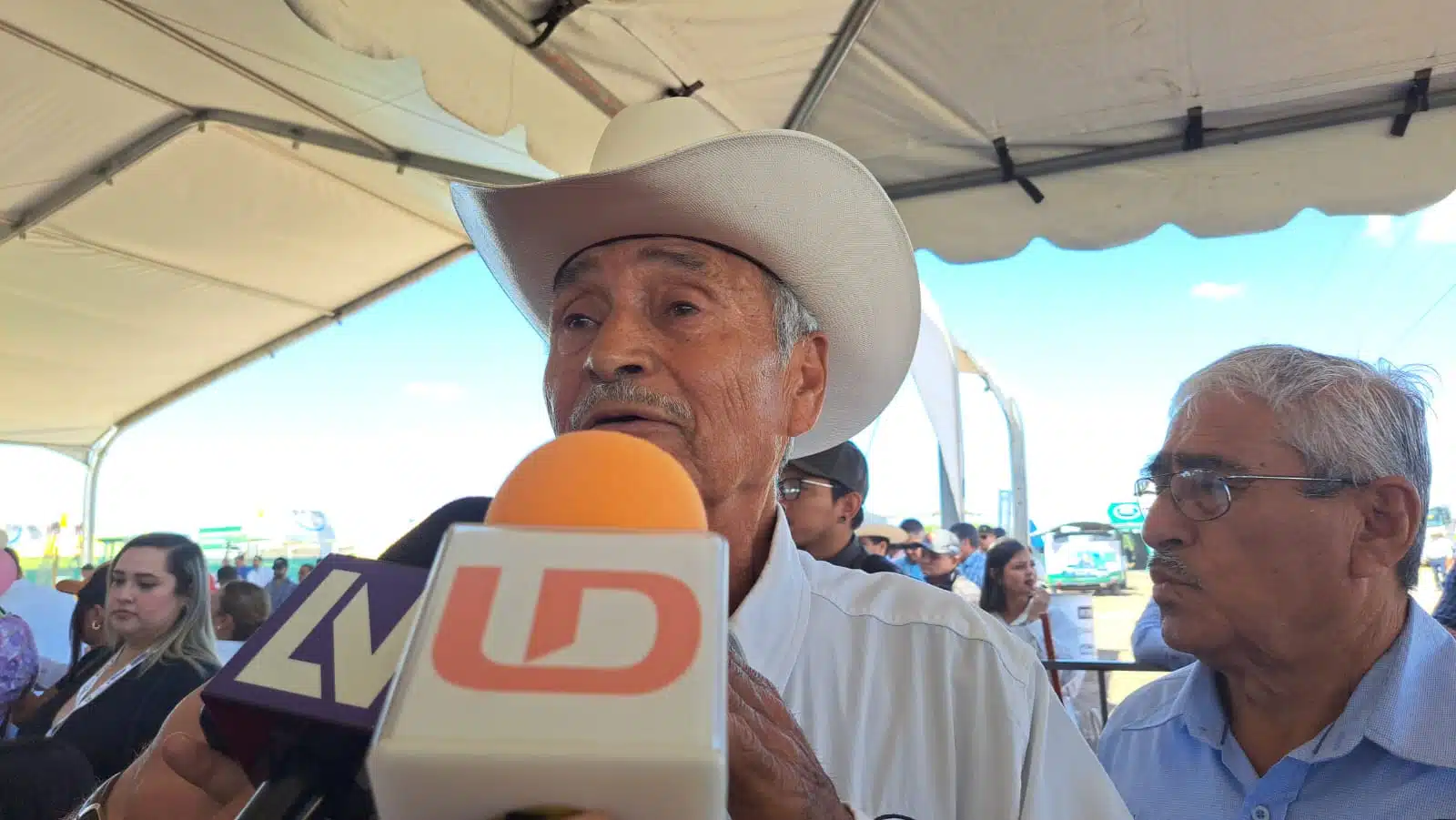 Baltazar Hernández Encinas, dirigente de la Unión de Productores Agrícolas en el Valle del Carrizo, en entrevista con los medios de comunicación en Los Mochis