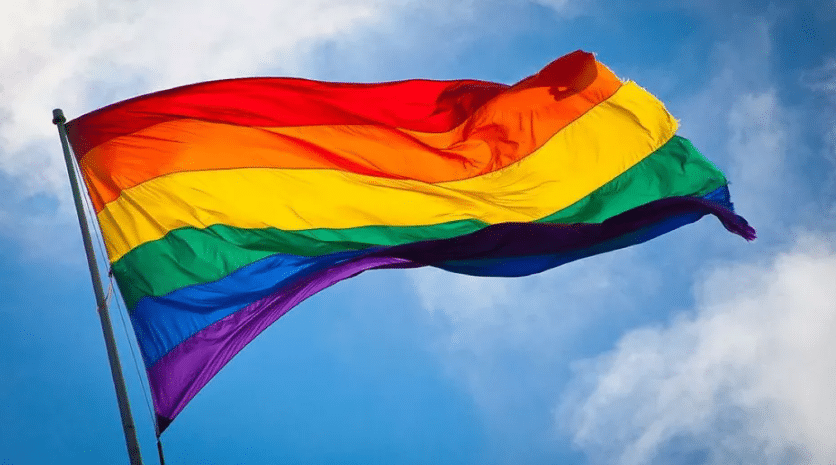 Congreso de EU busca prohibir que la bandera LGBTQ+ sea exhibida en instalaciones del Estado