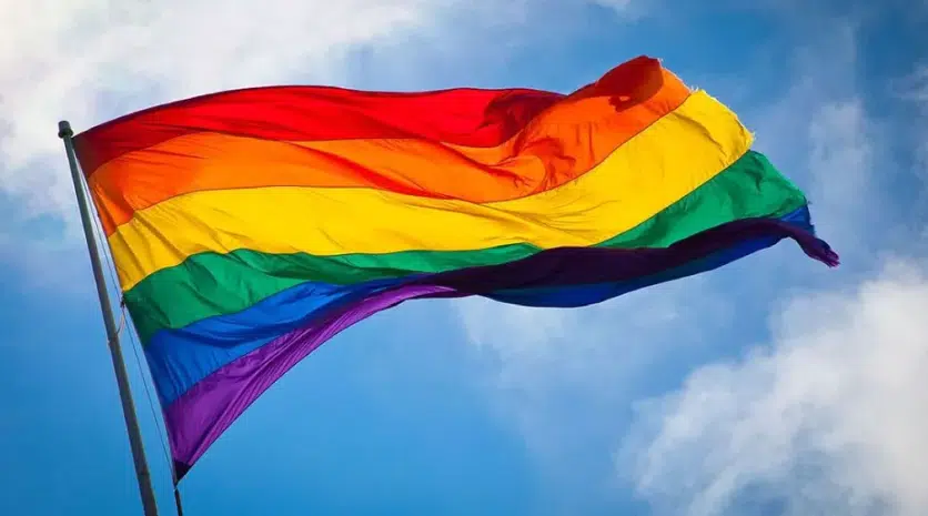 Congreso de EU busca prohibir que la bandera LGBTQ+ sea exhibida en instalaciones del Estado