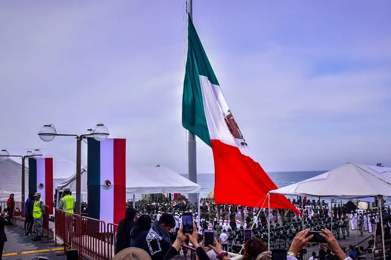 Bandera de México hasta el asta en Mazatlán