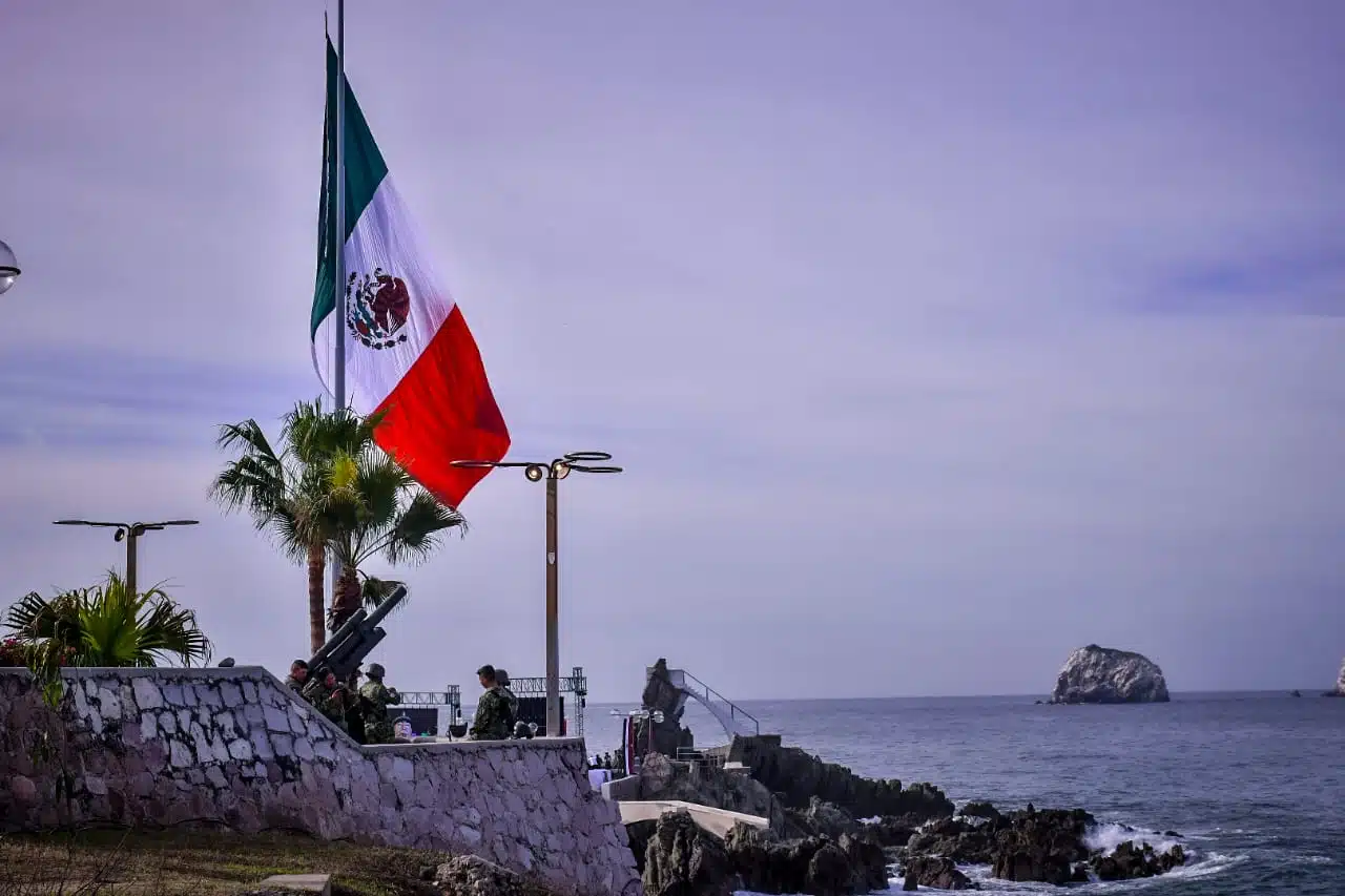 Bandera de México hasta el asta en Mazatlán