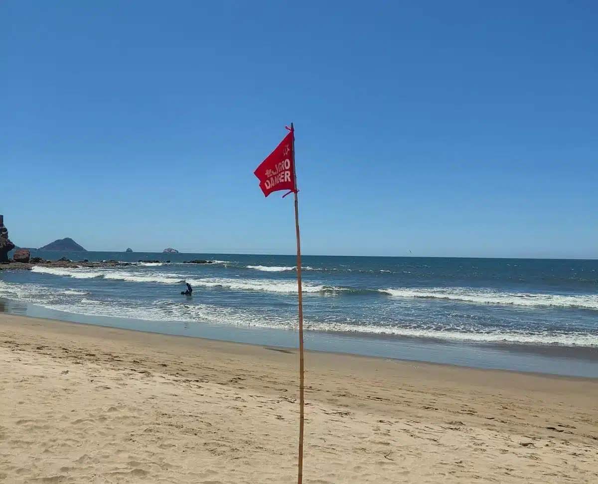 Banderilla roja en playa de Mazatlán