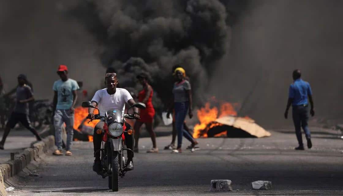 Barricada en llamas durante una protesta en Haití
