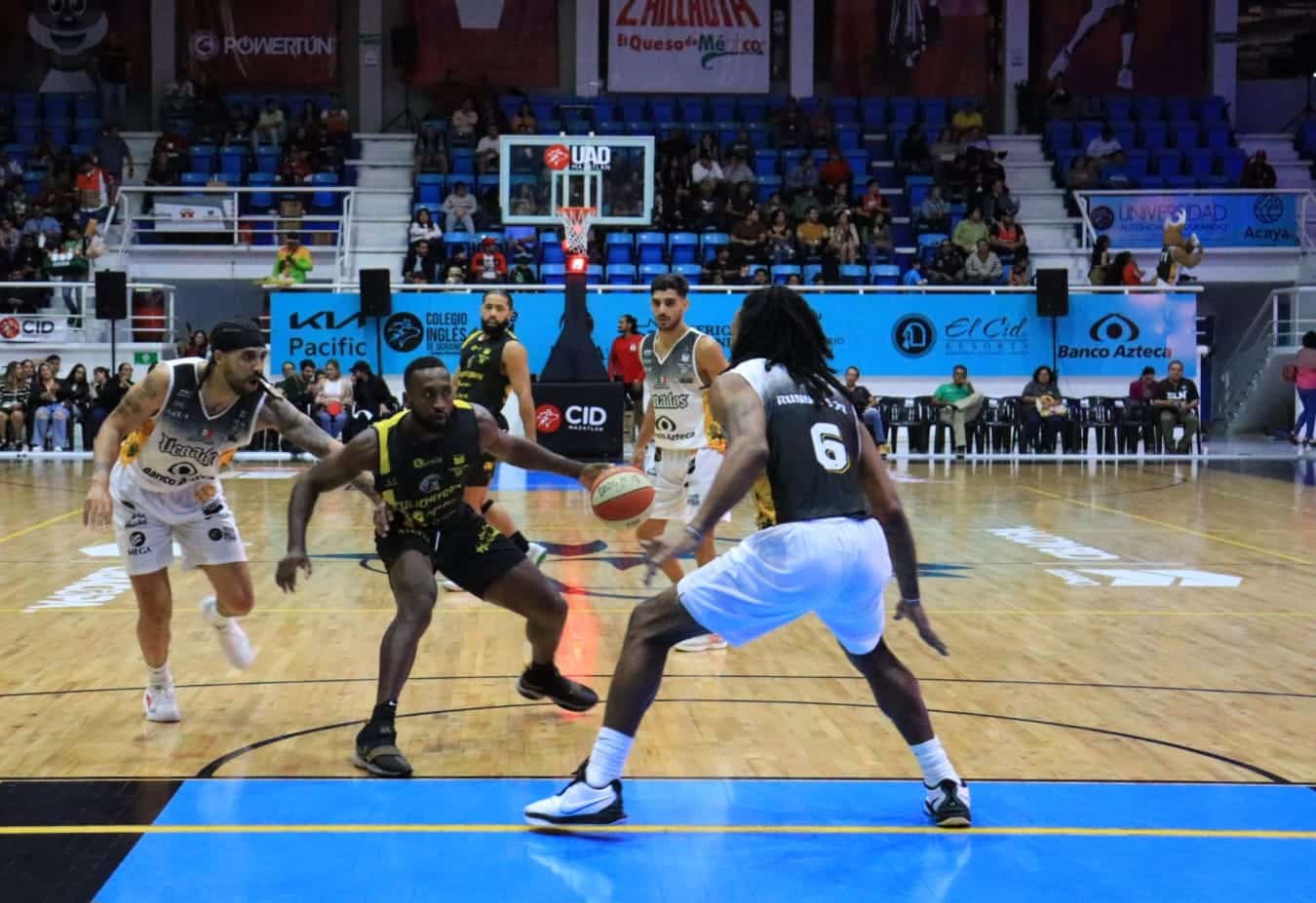Jugadores de los equipos de basquetbol de Venados de Mazatlán y Caballeros de Culiacán en el juego inaugural