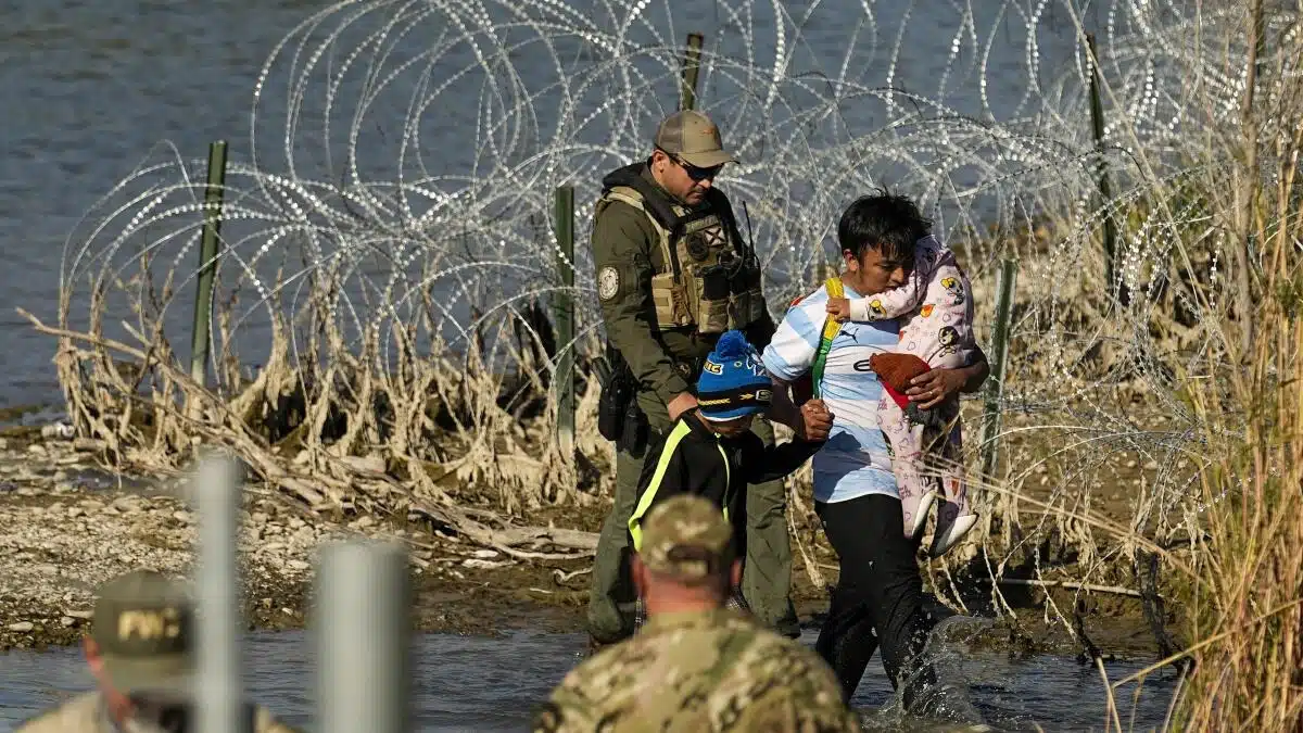 Bloquean Ley SB4; Texas no podrá detener ni deportar migrantes