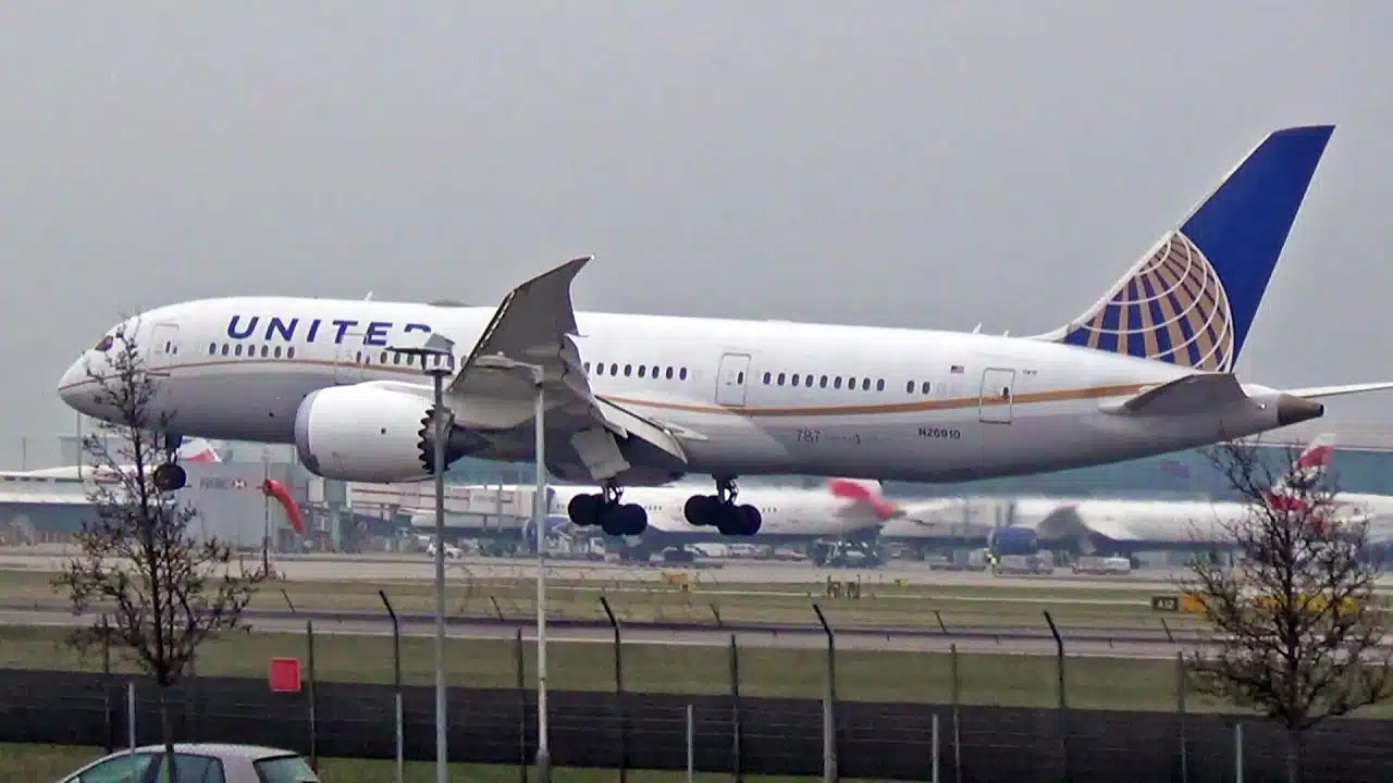 Avión Boeing de United Airlines estacionado en un aeropuerto de Estados Unidos