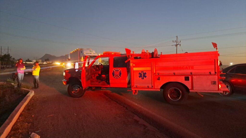 Camión de bomberos en el lugar de un accidente tipo salida de camino en Guamúchil