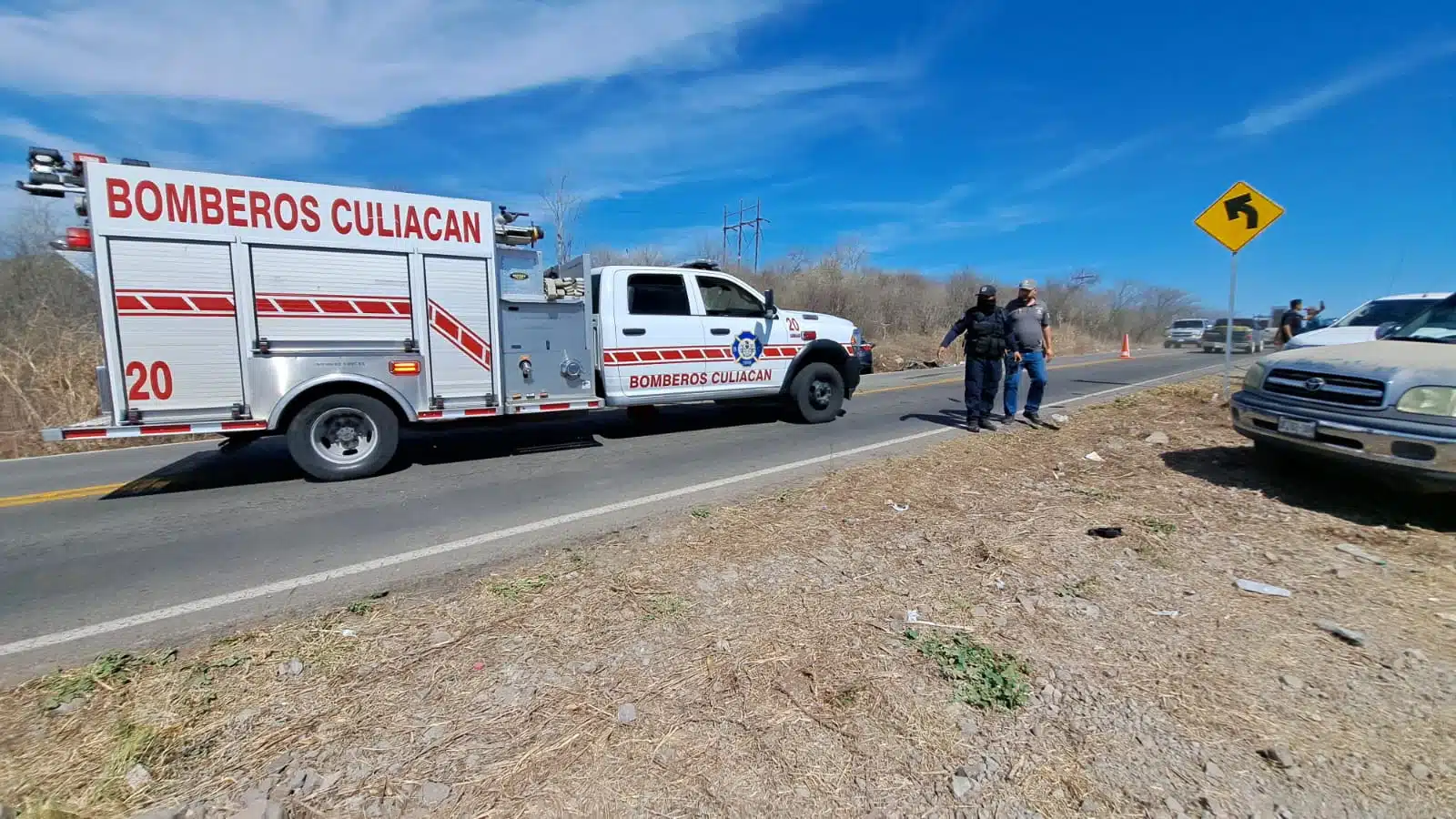 Elementos de la policía municipal y Bomberos Culiacán en el lugar del accidente