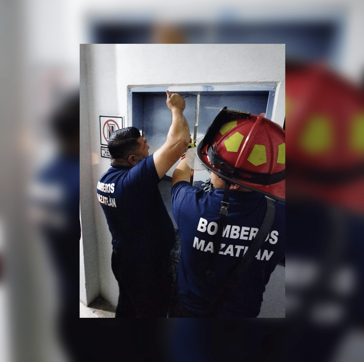 Elementos de Bomberos intentado abrir el elevador de un hotel en Mazatlán