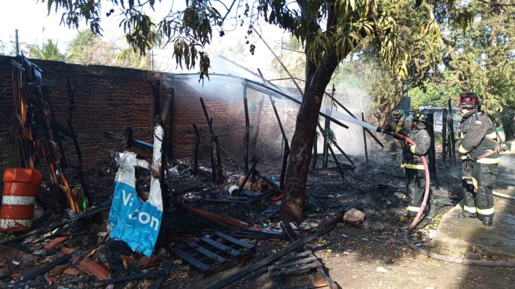 Bomberos apagan incendio en una vivienda hecha de madera y lámina