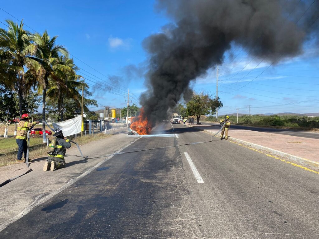 Bomberos trabajan en apagar el incendio de una camioneta en Mazatlán