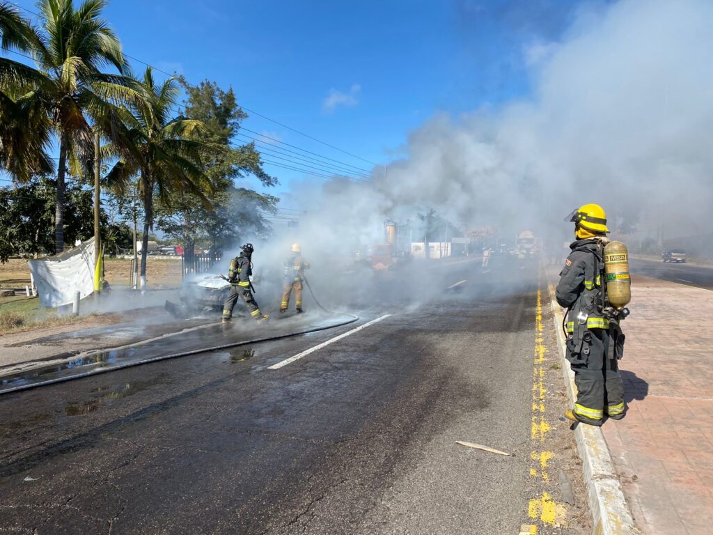 Bomberos trabajan en apagar el incendio de una camioneta en Mazatlán