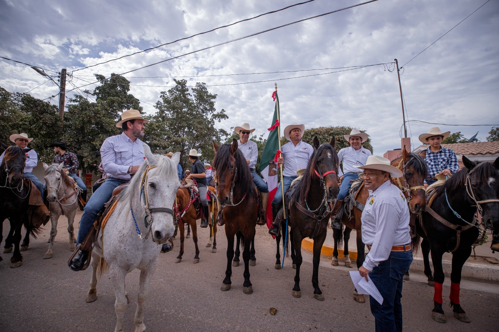 Jinetes participan en Cabalgata 2024 que realiza la Cruz Roja en Guasave.