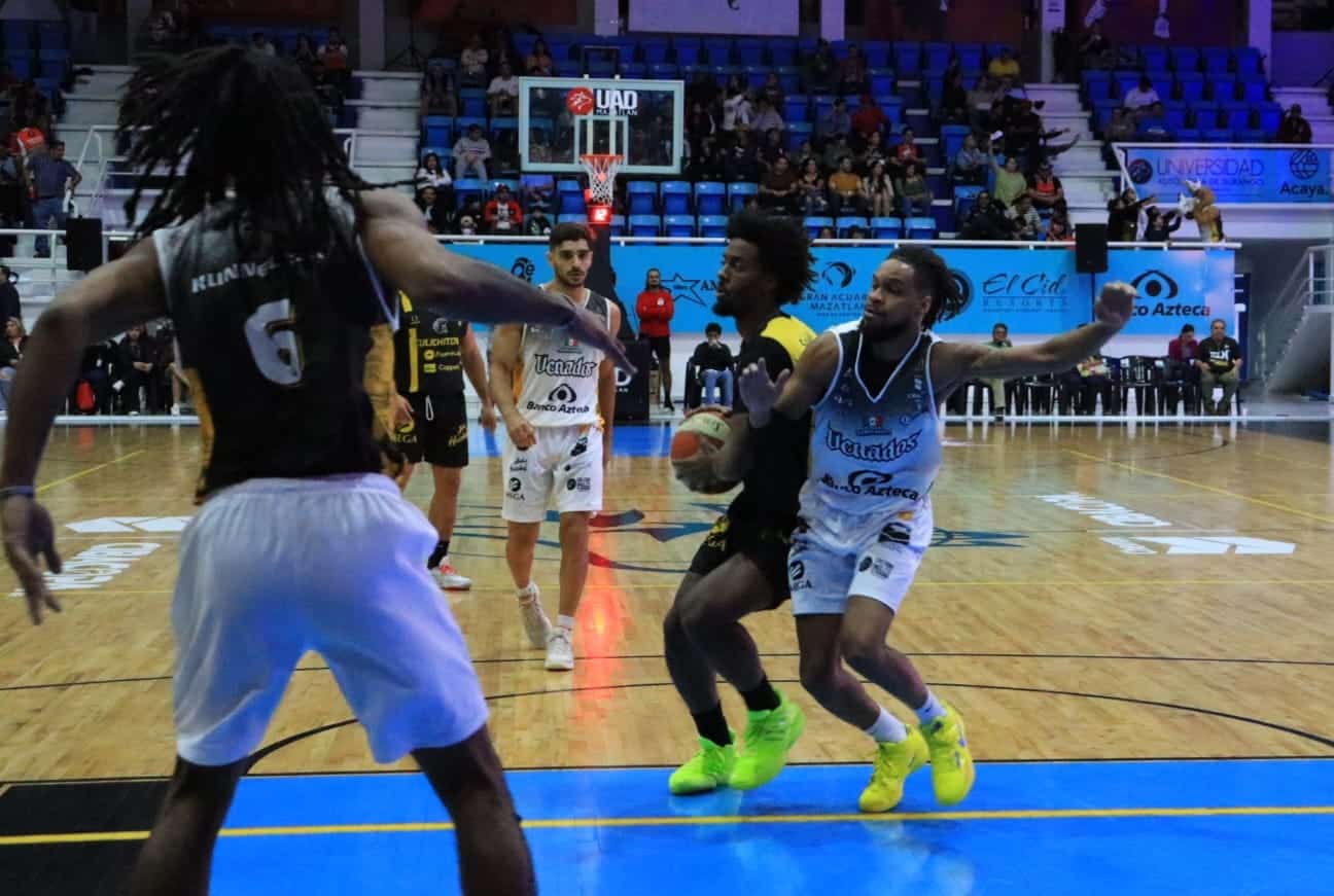 Jugadores de los equipos de basquetbol de Venados de Mazatlán y Caballeros de Culiacán