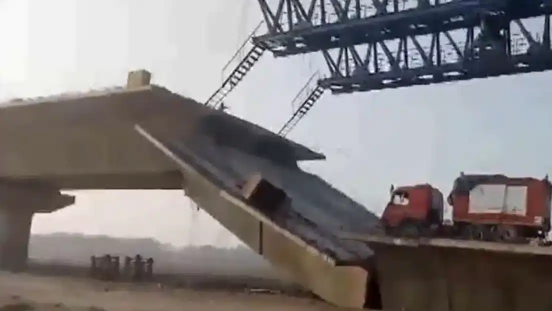 Cae puente que estaba en construcción en la India; hay un muerto y varios heridos
