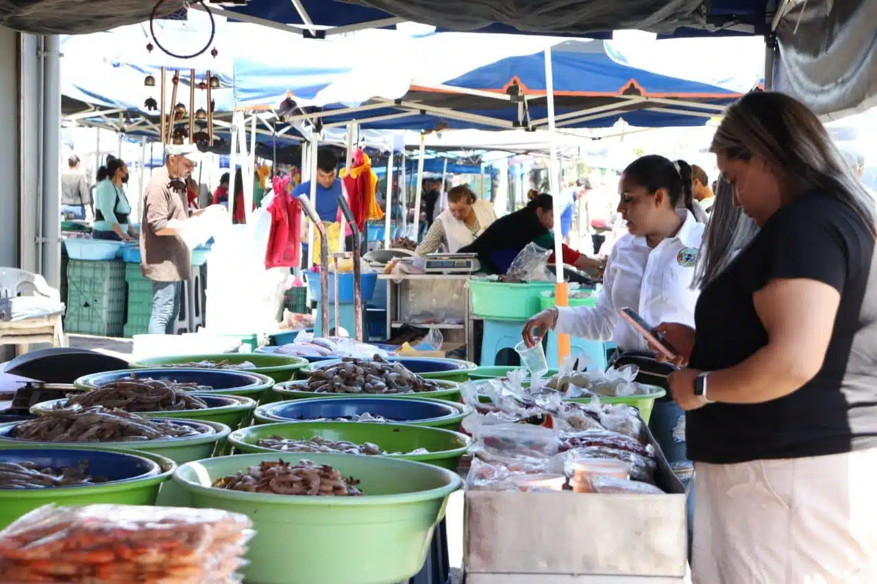 Puestos de camarón donde vende las changueras en Mazatlán