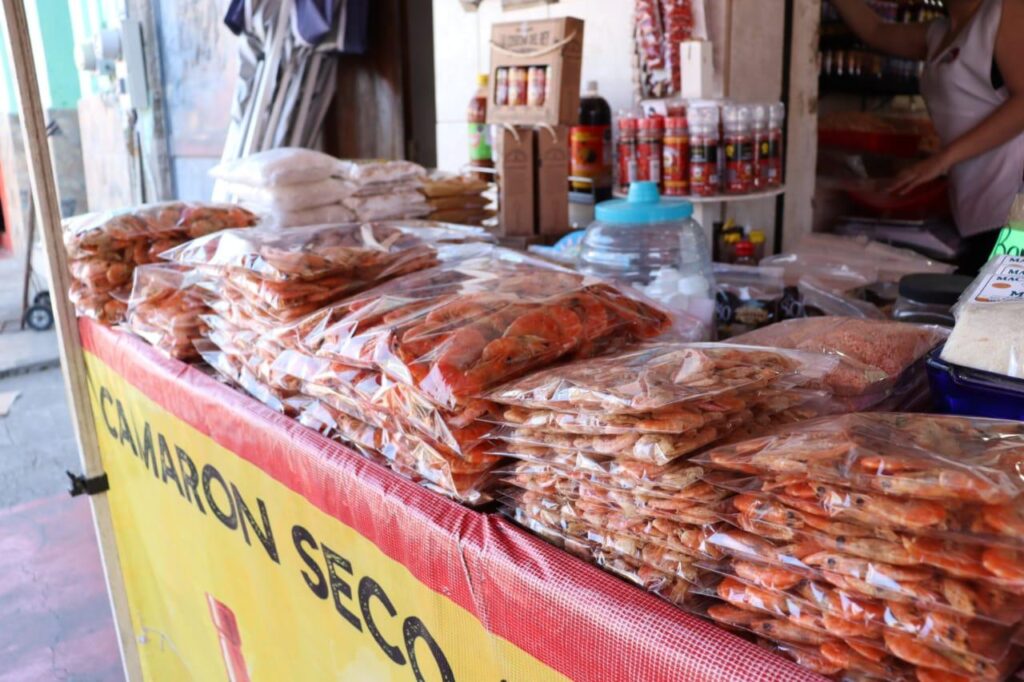 Bolsas de camarón seco en puestos de las changueras en Mazatlán