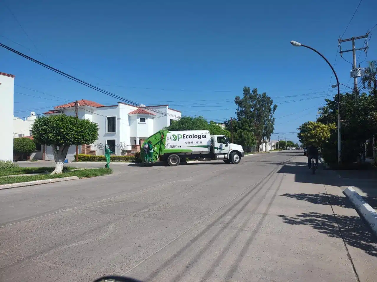 Personal de Op Ecología recogiendo basura de las calles en Los Mochis