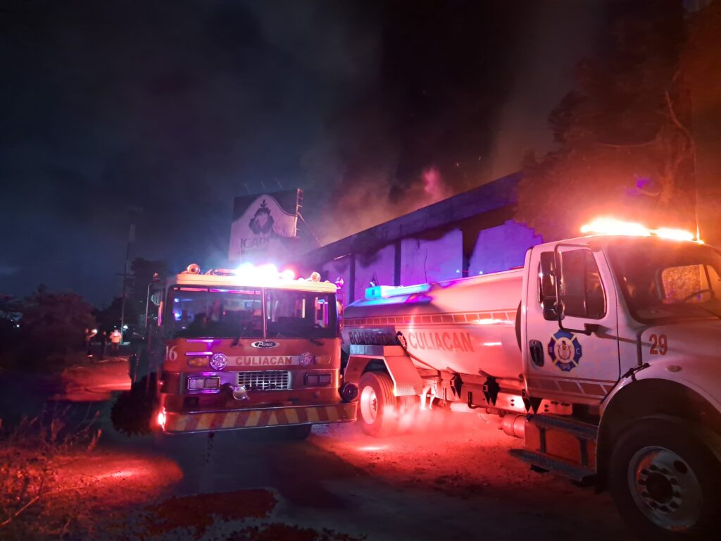 Camiones de Bomberos afuera de una bodega de El Quemadito Culiacán