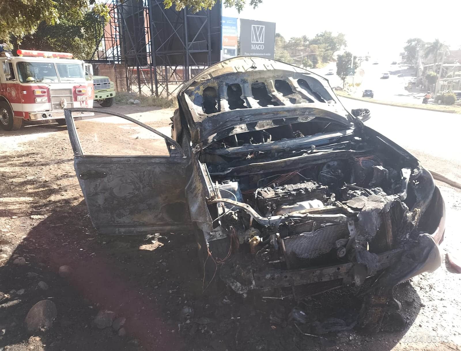 Camioneta calcinada tras incendiarse frente al Parque 87 en Culiacán