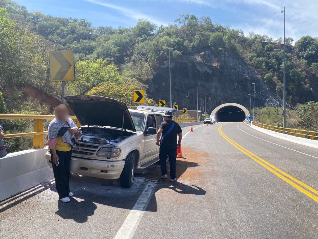 Camioneta con el cofre abierto porque se le incendió el motor en la autopista Mazatlán-Durango