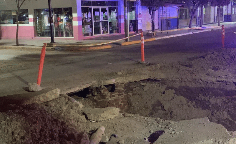Una camioneta cae en un socavón en el centro de Guasave