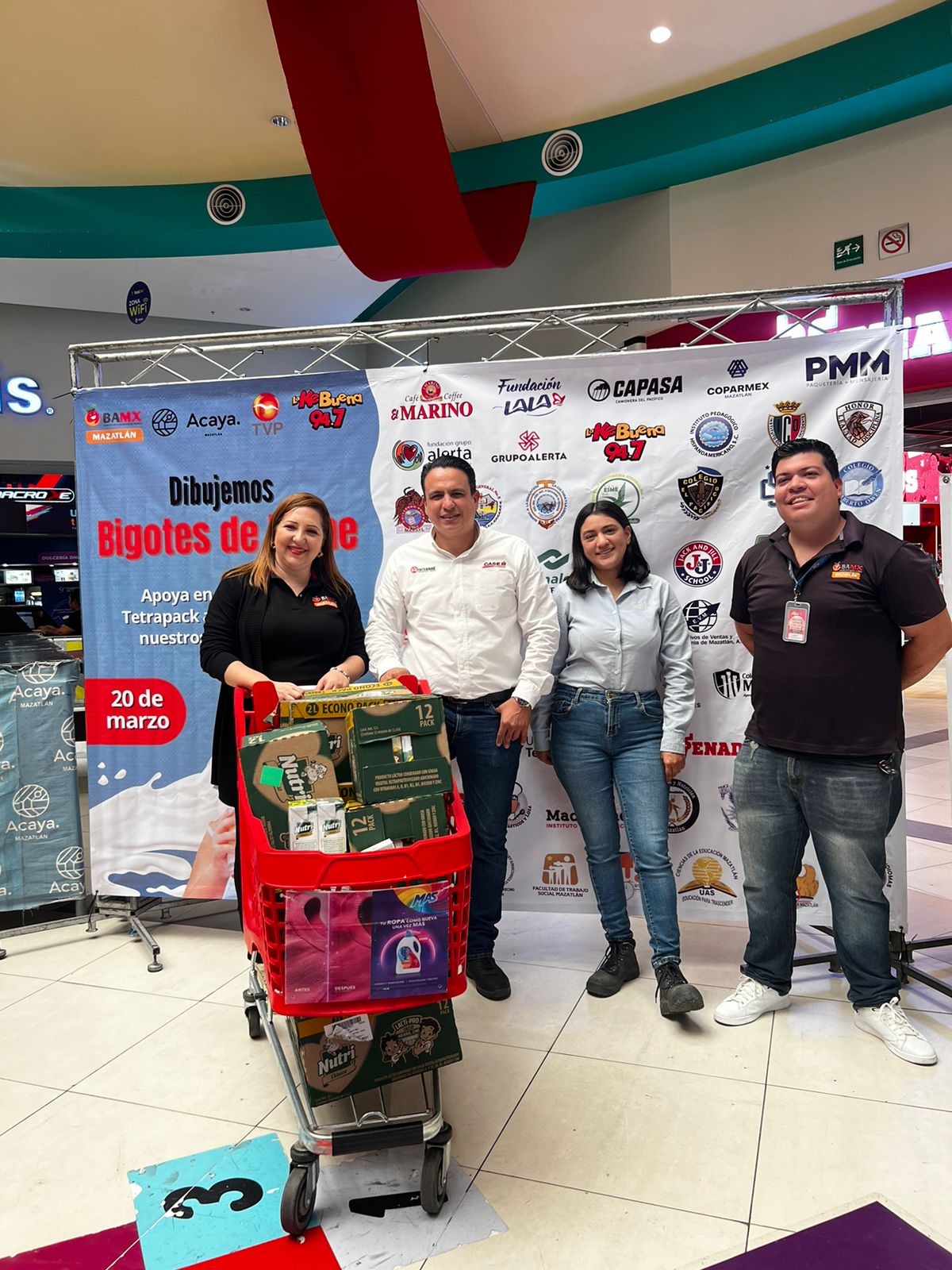 Personas en la campaña “Dibujando sonrisas con bigotes de leche” en Plaza Acaya en Mazatlán