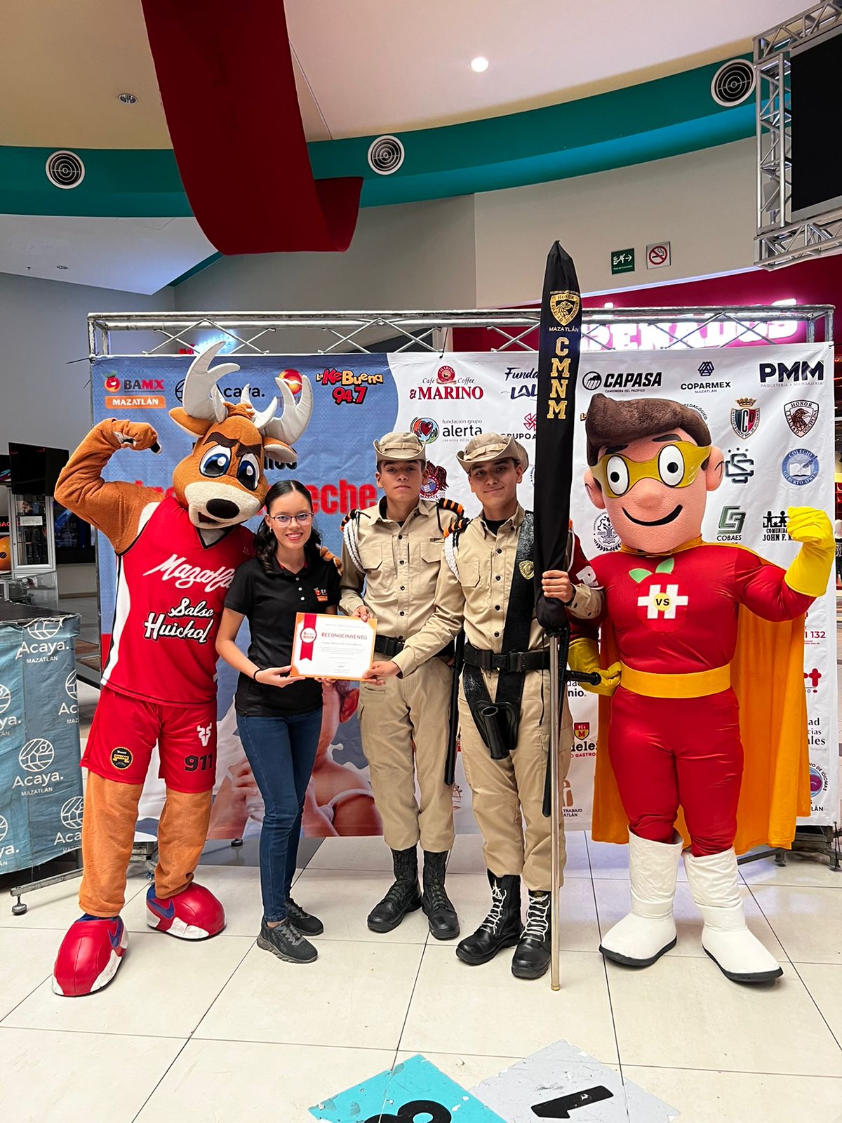 Personas en la campaña “Dibujando sonrisas con bigotes de leche” en Plaza Acaya en Mazatlán