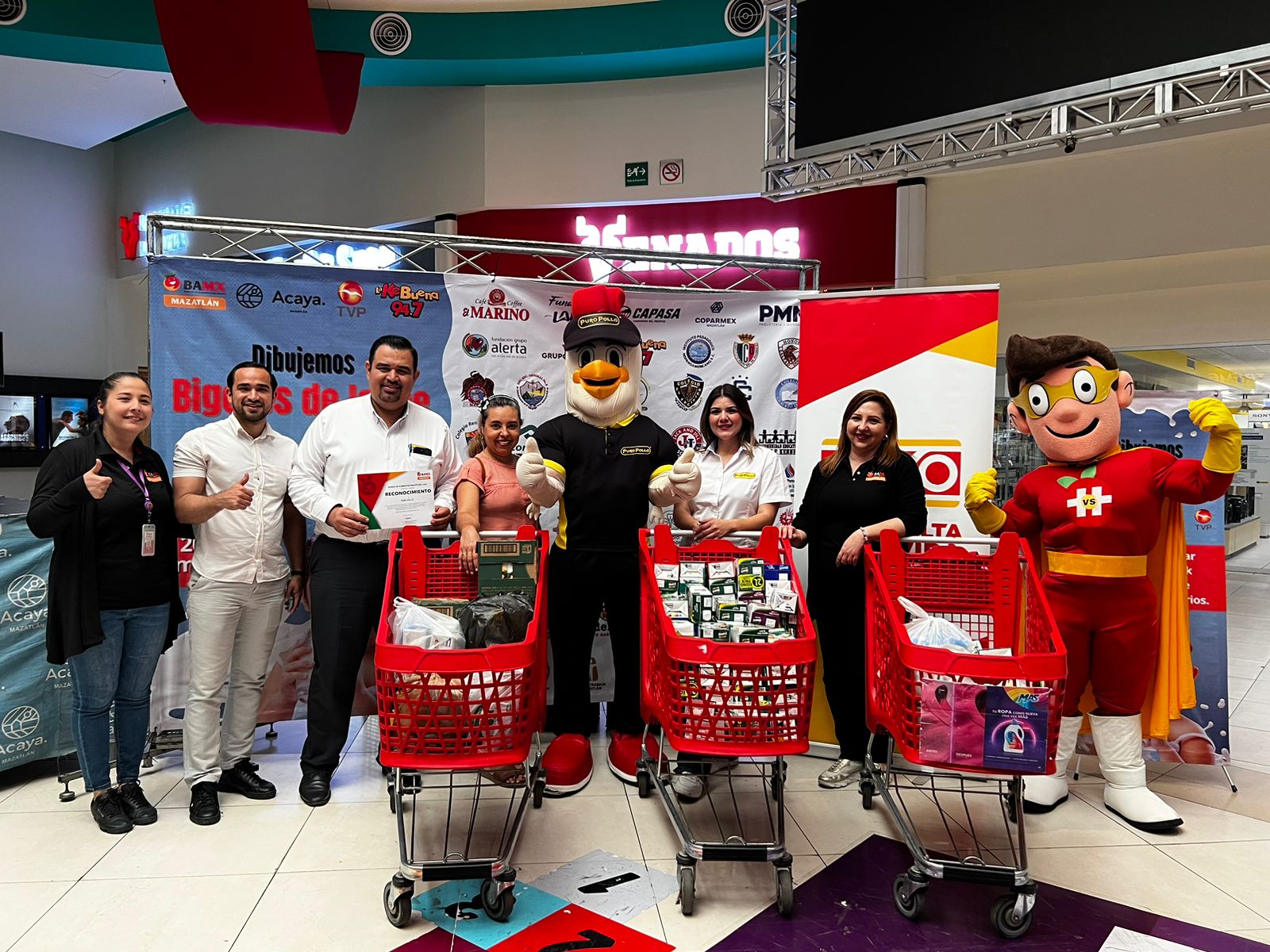 Personas en la campaña “Dibujando sonrisas con bigotes de leche” en Plaza Acaya en Mazatlán