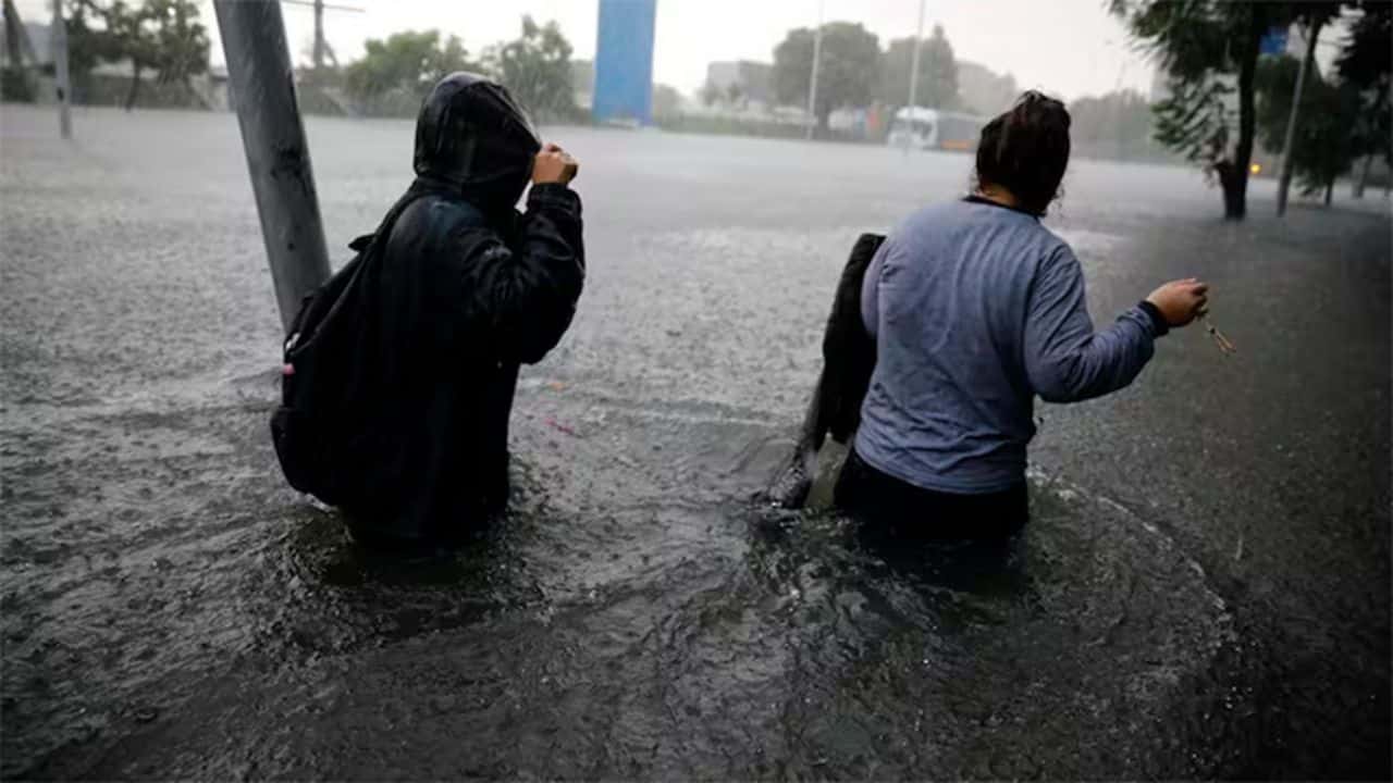 Cancelan vuelos en Buenos Aires tras fuerte temporal; hay un fallecido