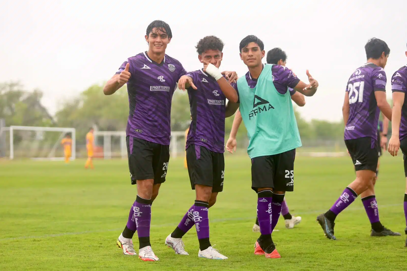 Jugadores del Mazatlán FC celebran victoria