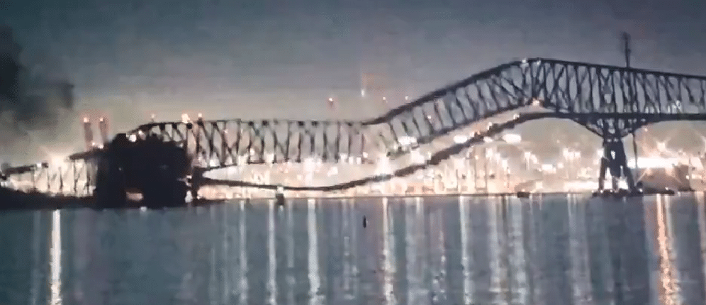 Puente de Baltimore se derrumba