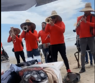 Ricardo Salinas Pliego a favor de la música de banda en playas de Mazatlán