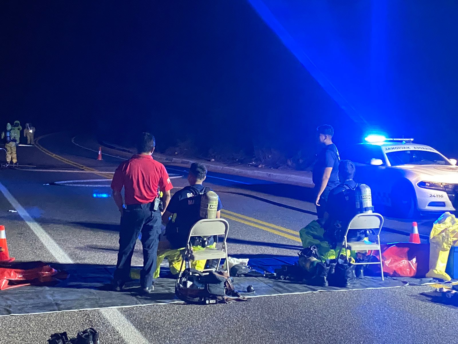 Elementos de Bomberos Voluntarios en la autopista Mazatlán-Durango cuando estaba cerrada al paso vehicular