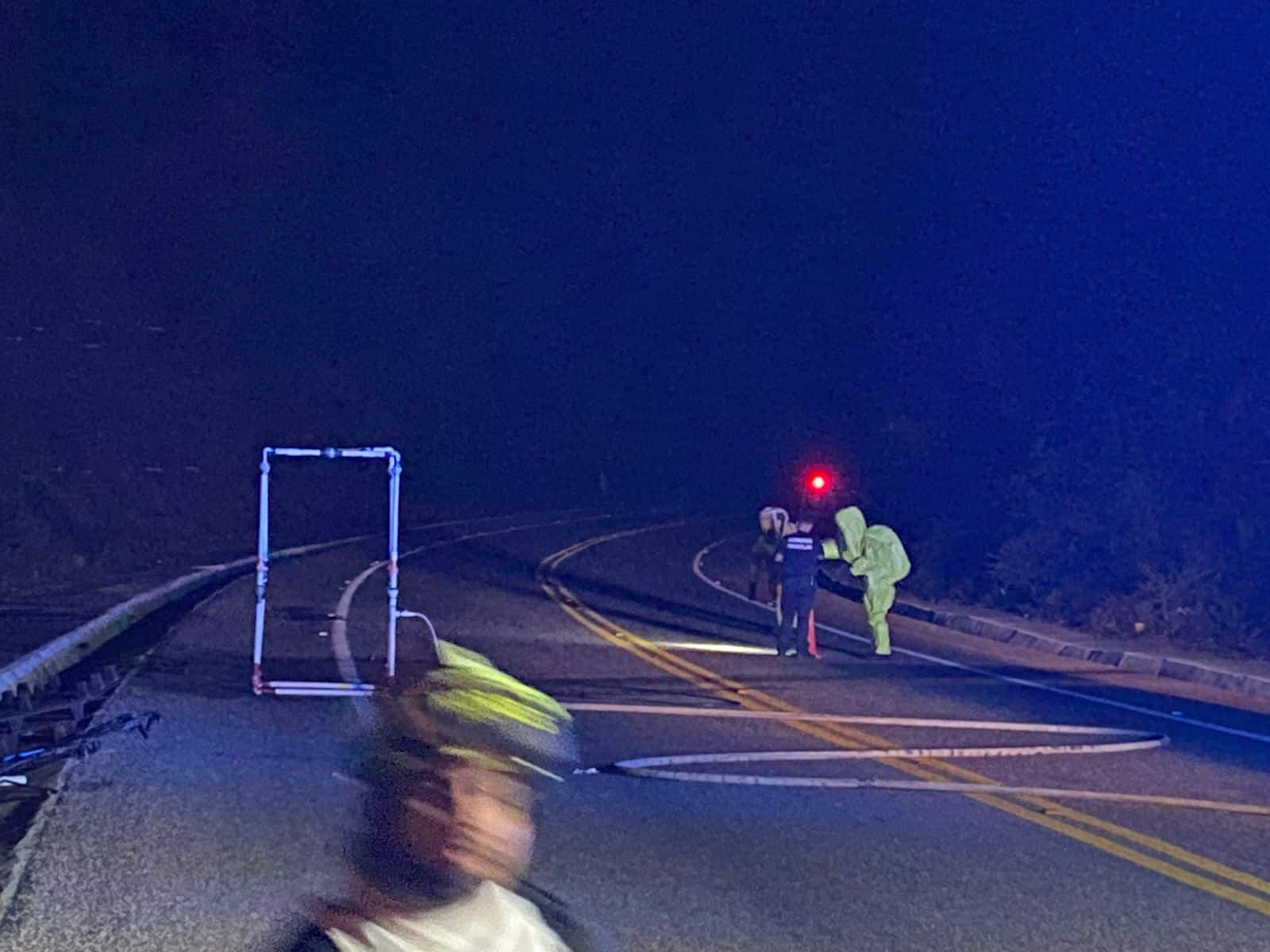 Elementos de Bomberos Voluntarios en la autopista Mazatlán-Durango cuando estaba cerrada al paso vehicular