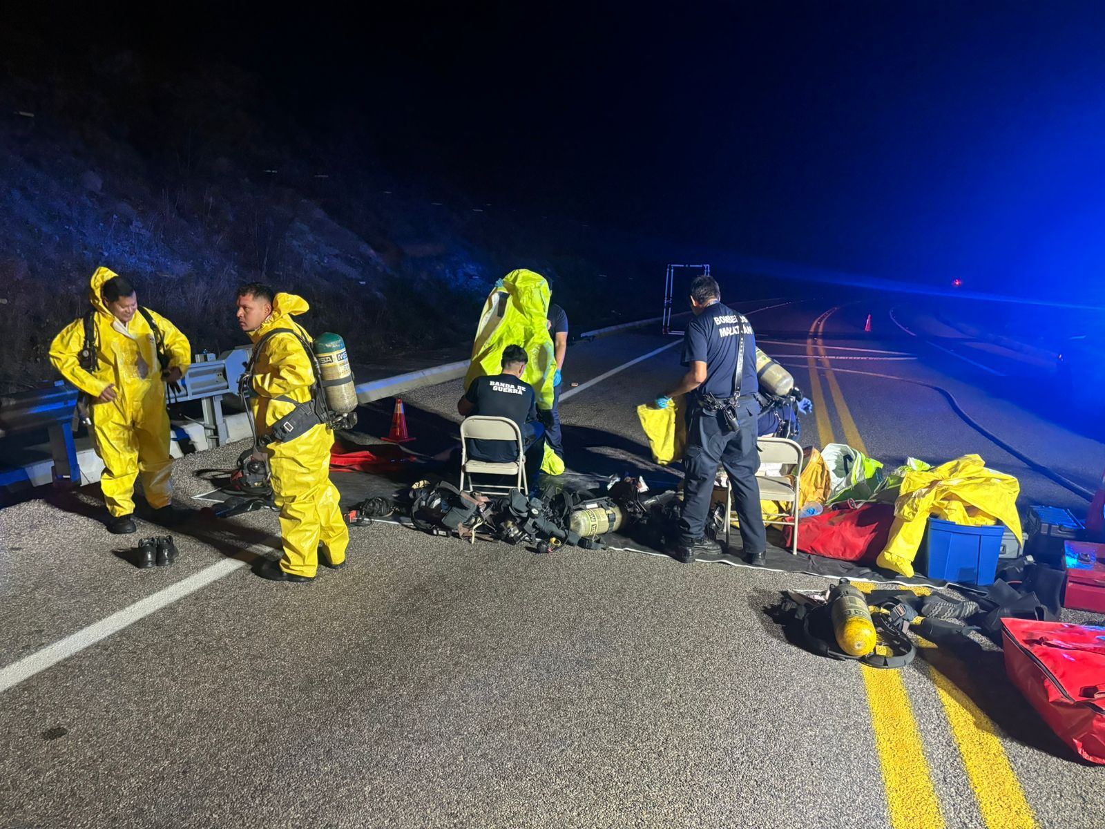 Elementos de Bomberos Voluntarios en la autopista Mazatlán-Durango cuando estaba cerrada al paso vehicular