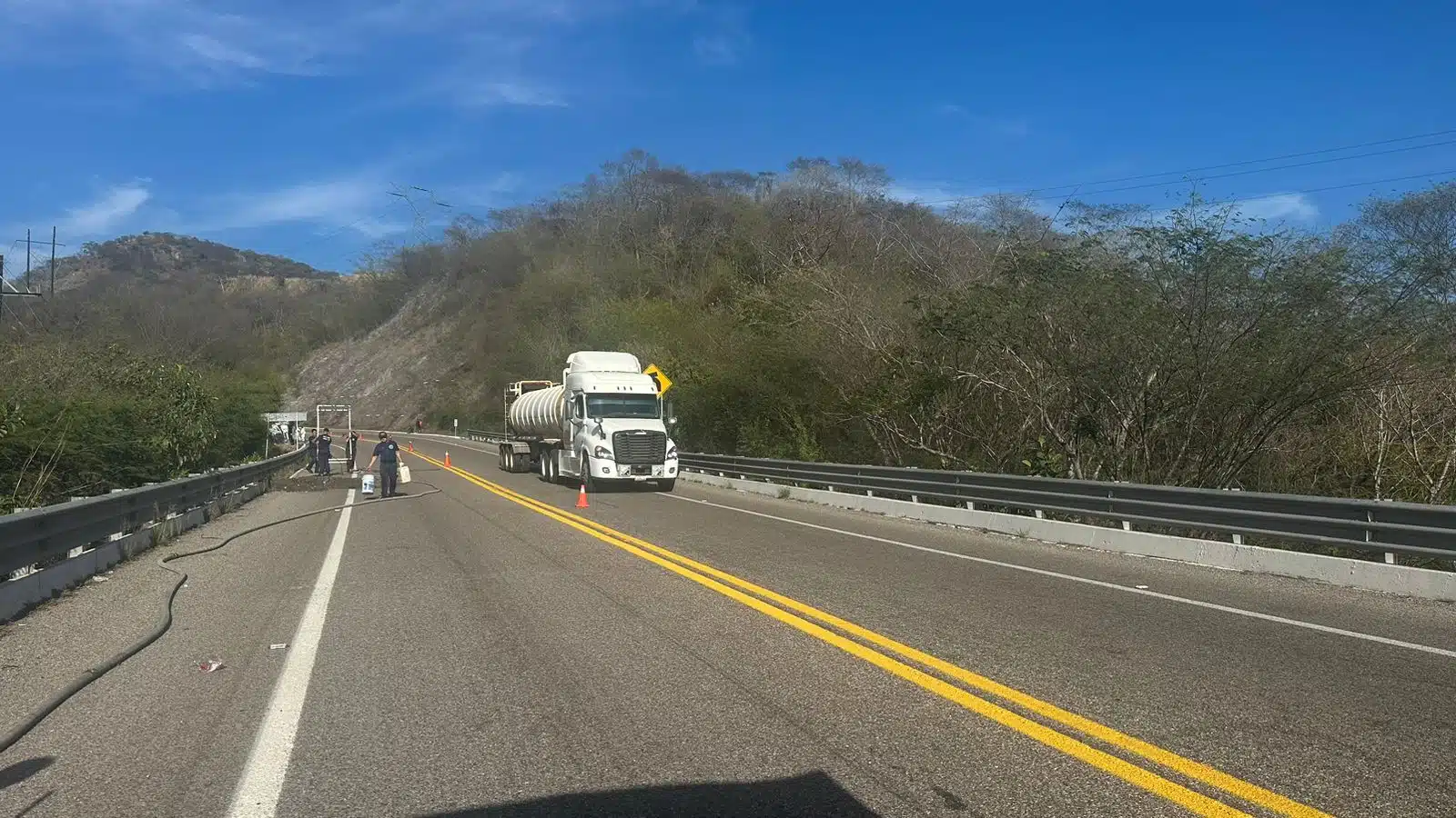 Tráiler pasando por la carretera Mazatlán-Durango después de que fue abierto el paso vehicular tras el accidente tipo volcadura de una pipa