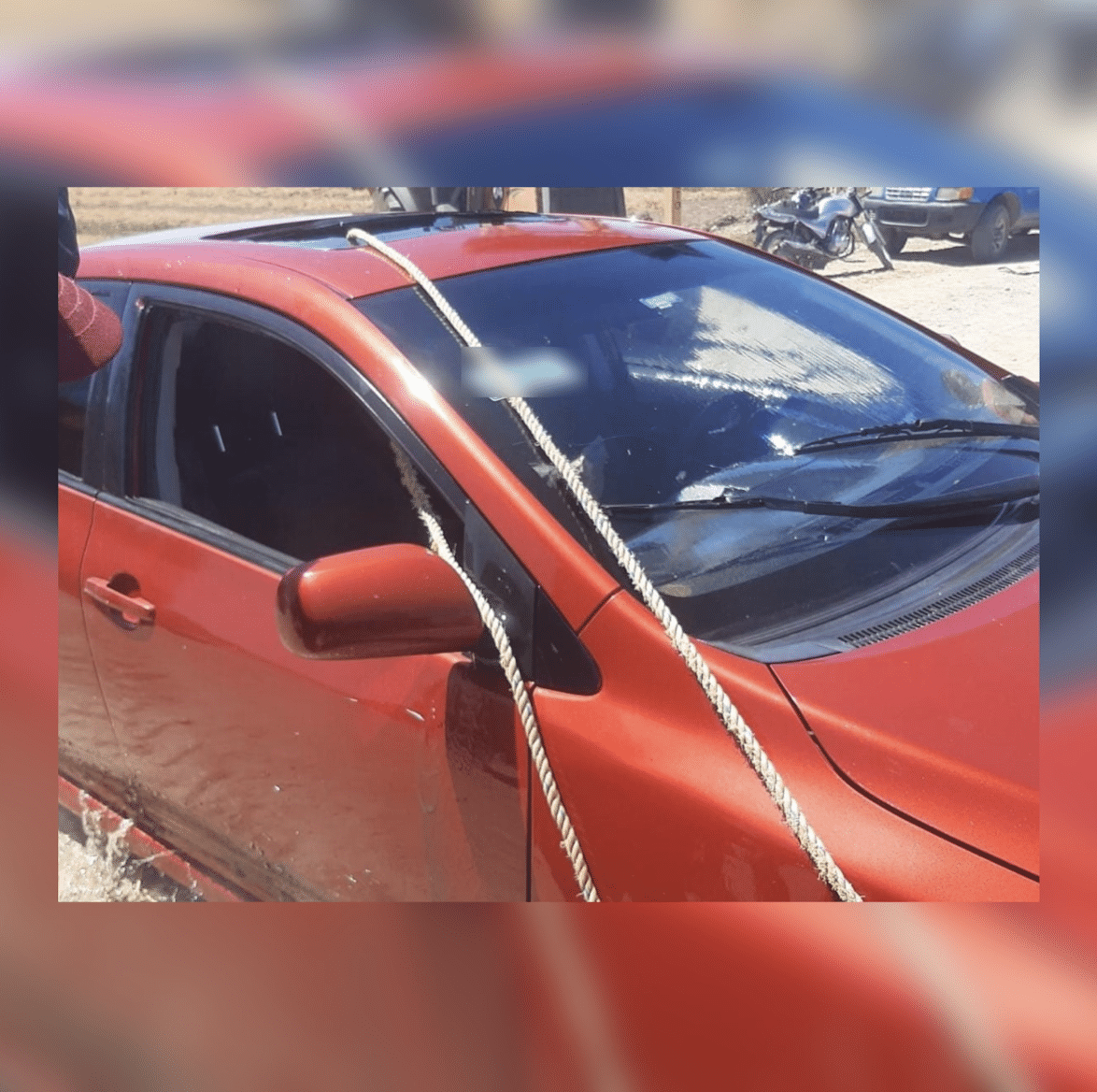 Carro en el que un hombre murió ahogado al caer al canal Alto en el municipio de Sinaloa