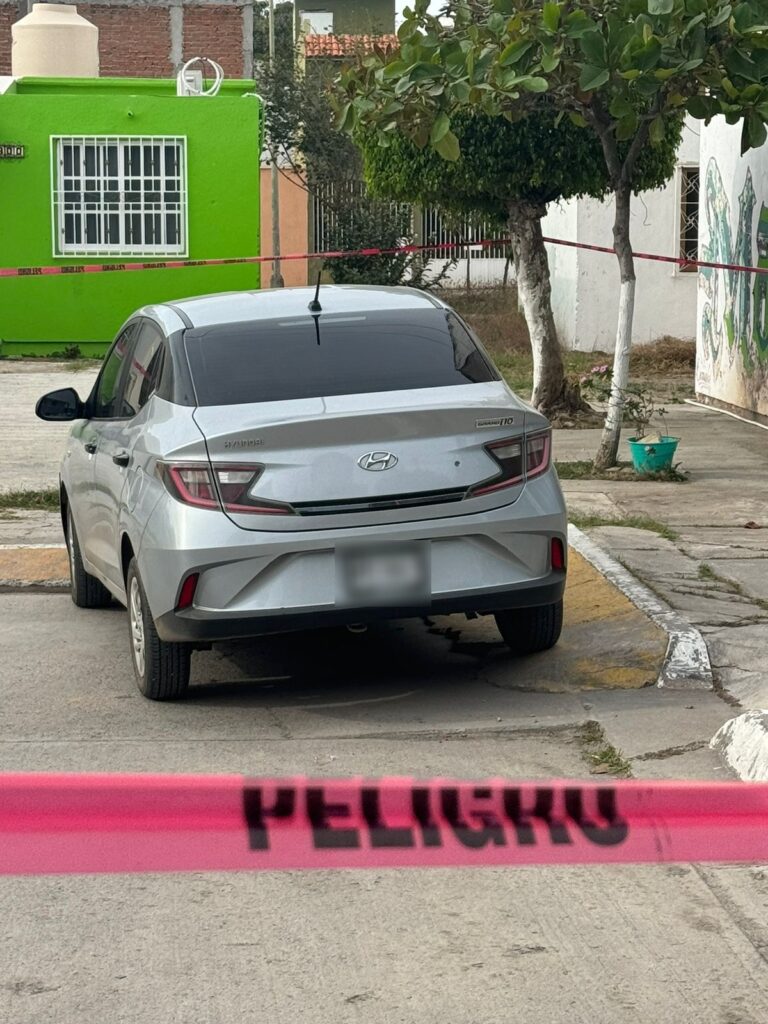 Carro Hyundai i10, en el que viajaba el presunto homicida de una mujer hallada sin vida en un motel, fue encontrado en Mazatlán