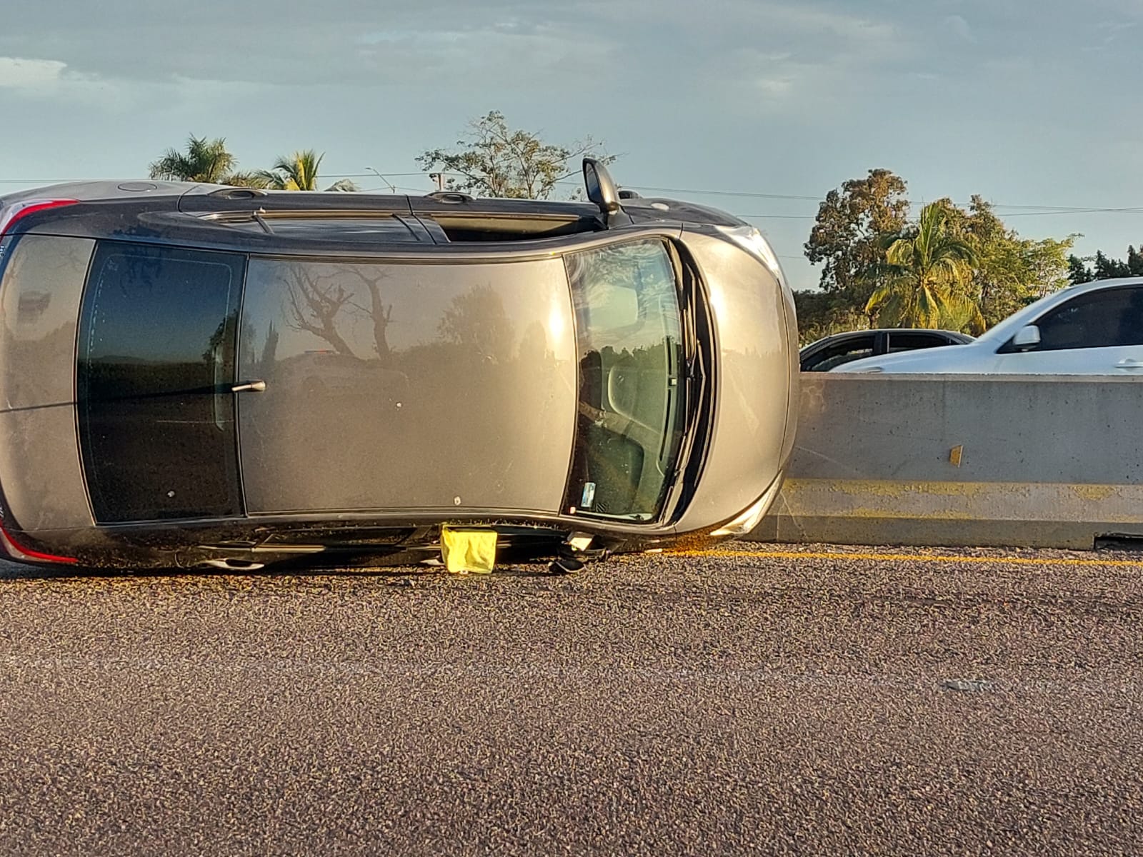 Carro volcado sobre el lado de copiloto en Navolato