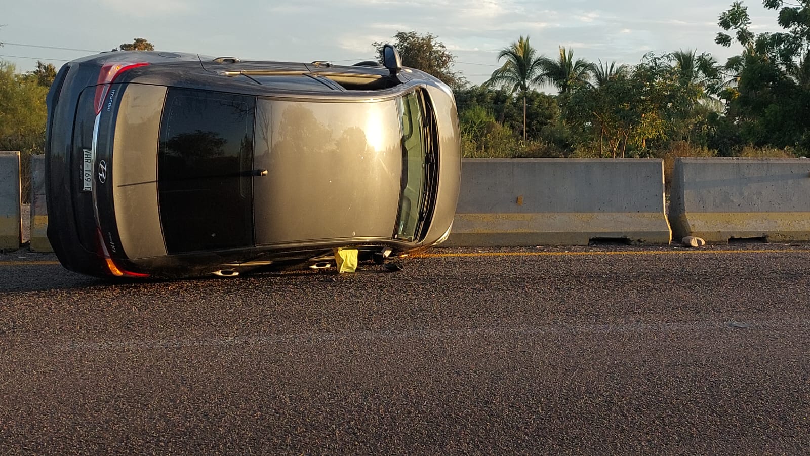 Carro volcado sobre el lado de copiloto en Navolato