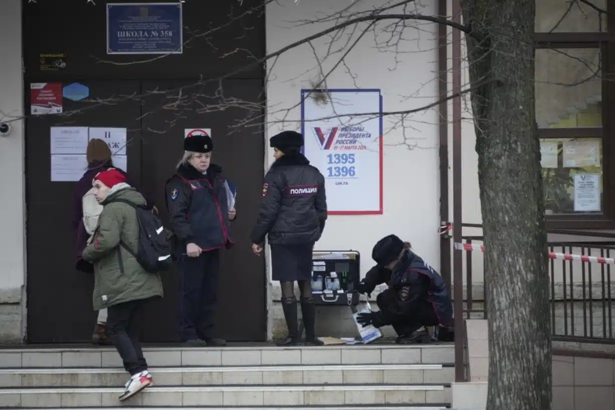 Elementos de seguridad en un centro de votación en Rusia