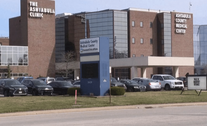 Mujeres llevaron a un hombre fallecido al banco en Ohio