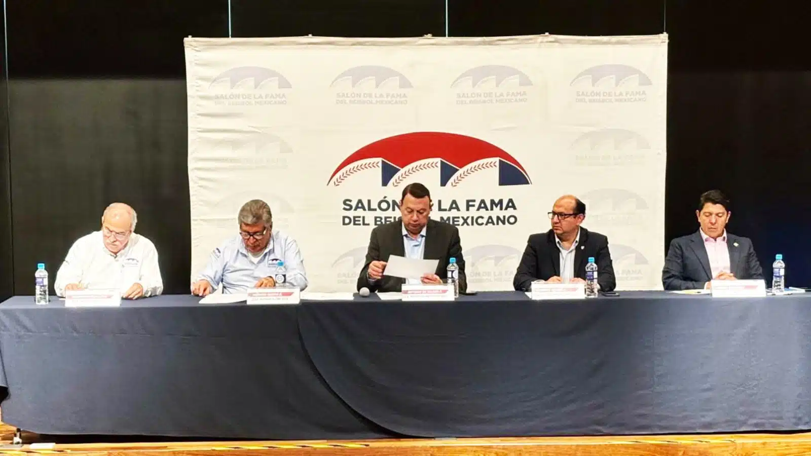 Ceremonia en el Salón de la Fama del Beisbol Mexicano en Monterrey, Nuevo León