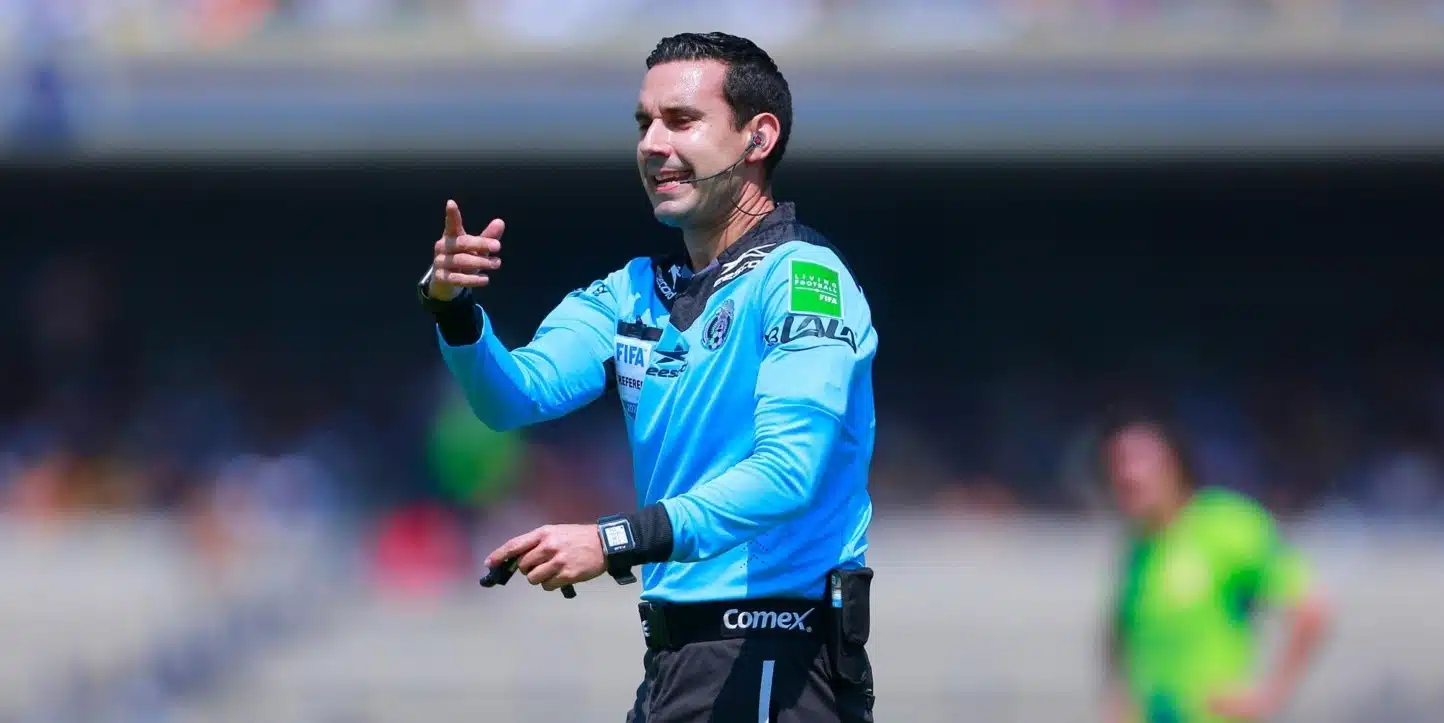César Ramos Palazuelos arbitro sinaloense con uniforme color azul con negro