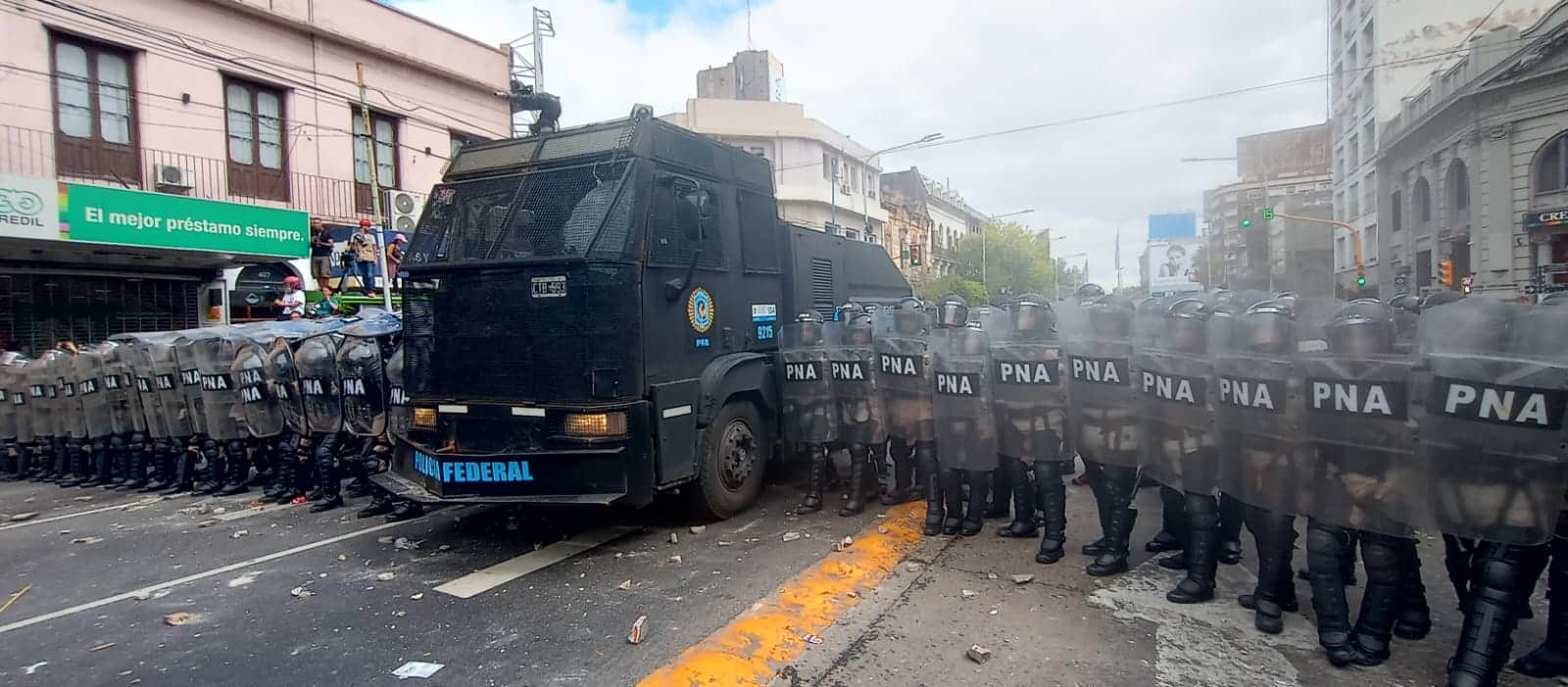 Chocan manifestantes y policías en Argentina por comedores comunitarios