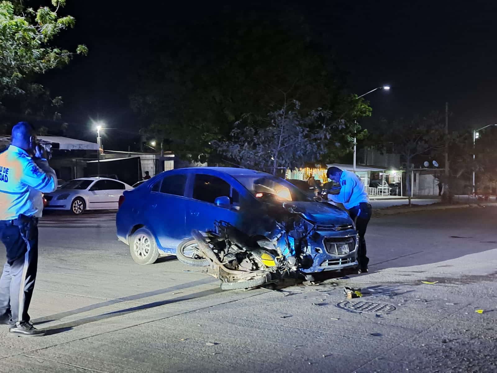 El motociclista chocó contra el costado derecho del automóvil.