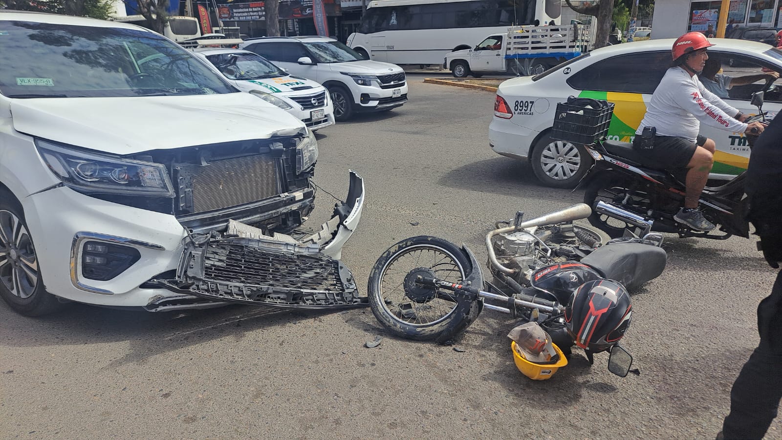 El motociclista no hizo alto y terminó impactado por la camioneta.