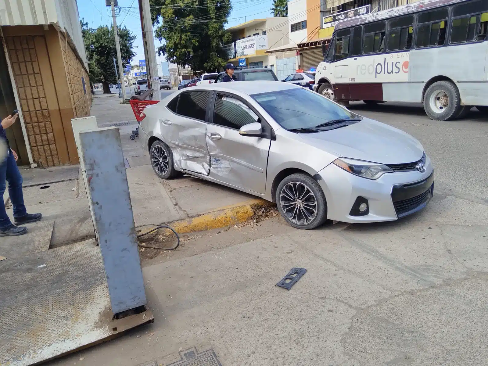 El automóvil resultó dañado tras el choque en Guasave