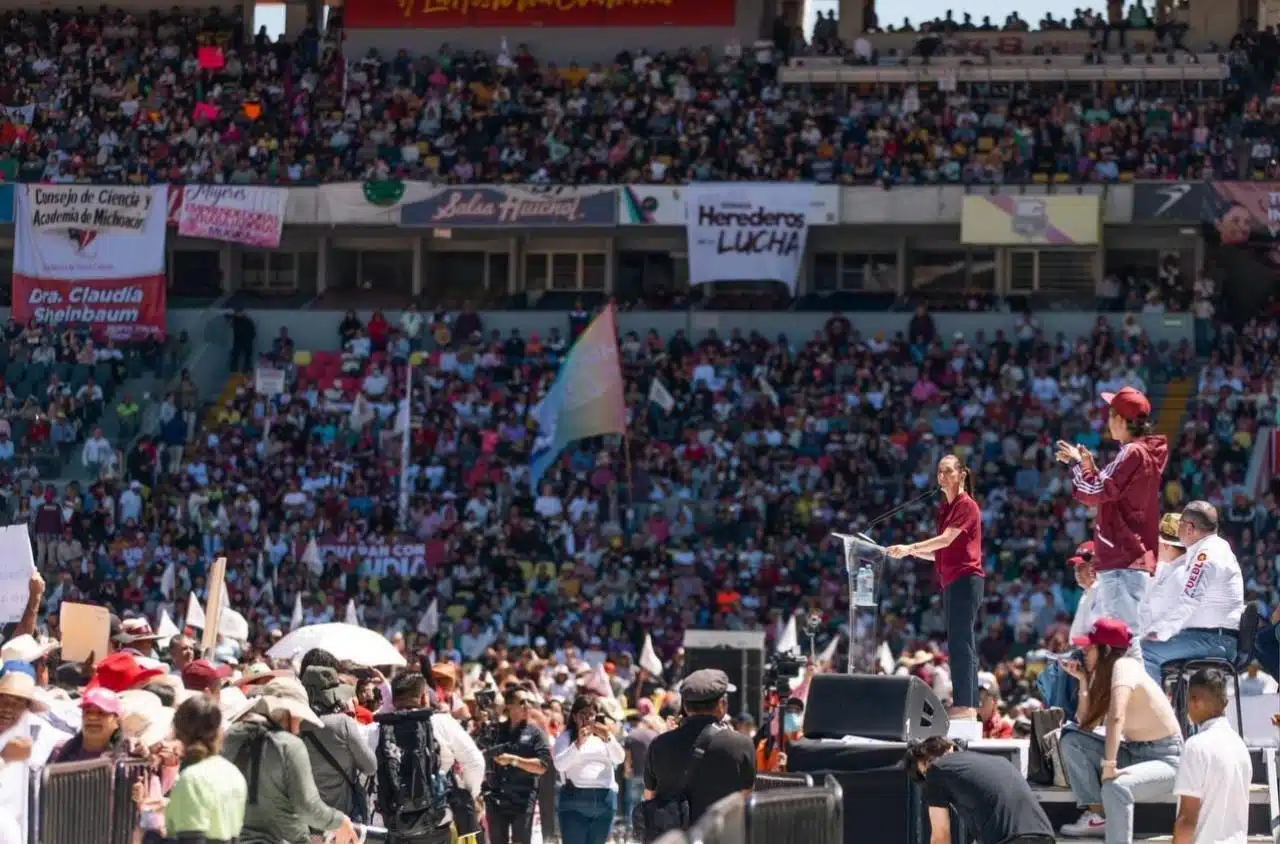 Claudia Sheinbaum ante miles de personas en el Estadio Morelos en Morelia, Michoacán